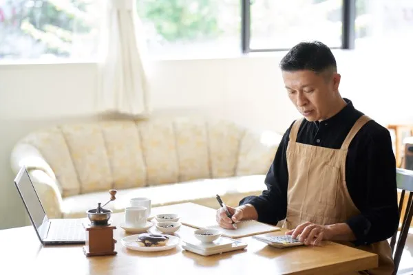 picture of chef making a cake in a white table