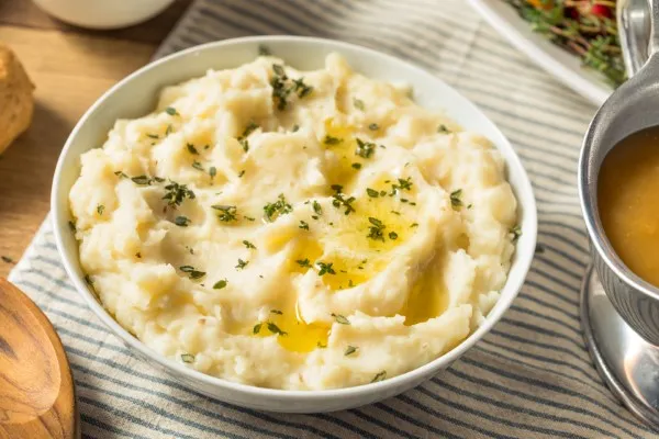 Truffle mashed potatoes for the best dishes for your thanksgiving dinner this year with your family and all of your friends!