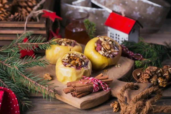 Baked apples with cinnamon and oats for the best dishes for your thanksgiving dinner celebration this year in city mountains.